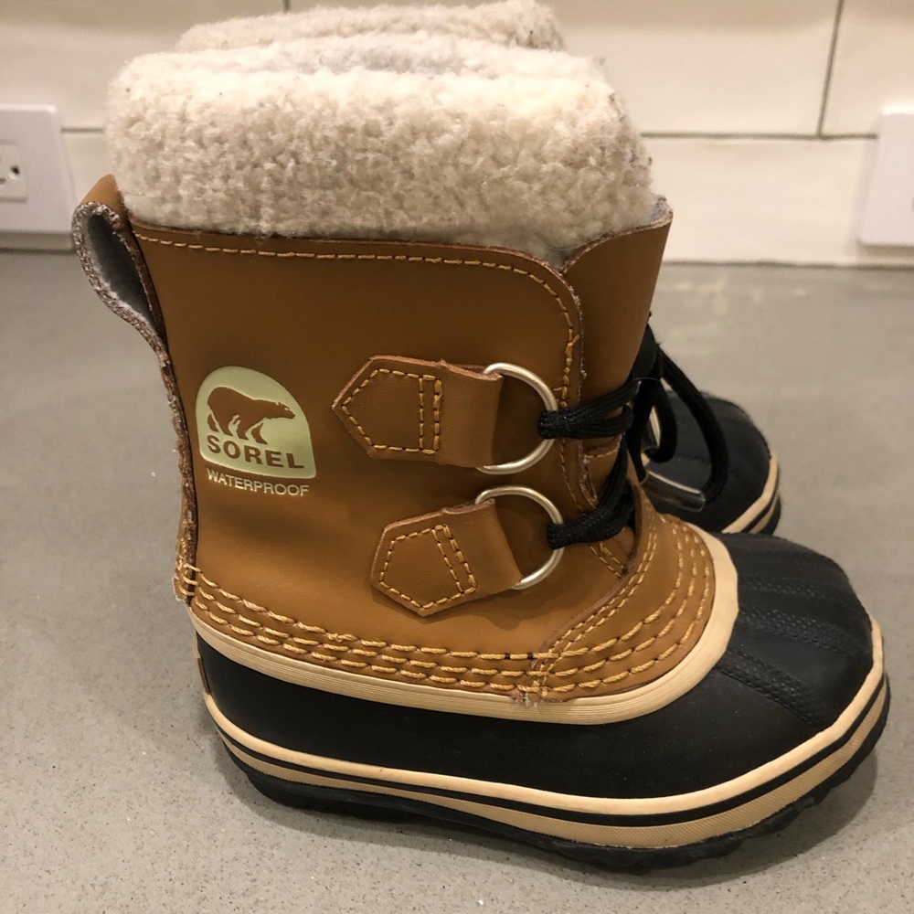 Boys Yoot PAC waterproof insulated boots.